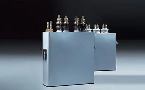 電容器在直流電路中起什么作用？