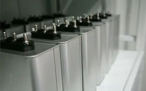 哪些因素影響電力電容器的容量？