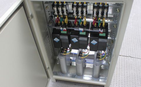 如何快速識別電容器組中有故障的低壓電容器？